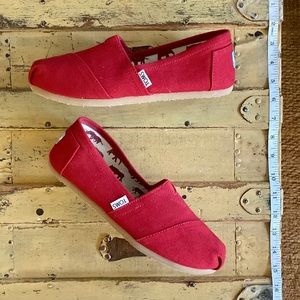 TOMS BRAND CLASSIC RED FABRIC CASUAL SLIP ON FLAT SHOES WOMEN'S SIZE 8 REG WIDTH